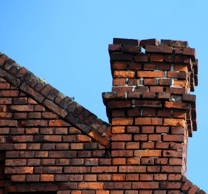 Damaged chimney on an Los Angeles home showing cracks and missing mortar